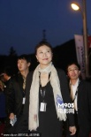 中国女星岳红亮相釜山红毯 着装大方朴素似路人
