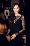 吳佩慈身穿黑色蕾絲短裙亮相 身姿婀娜秀白腿