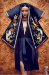 范爺民族造型登場(chǎng)露胸部線條 大展女王強(qiáng)大氣場(chǎng)