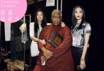 姚晨這身Vera Wang早秋系列裝扮已經(jīng)令時(shí)尚界人士不惜贊美之詞夸獎(jiǎng)多次，簡(jiǎn)約的藝術(shù)印T恤、連腰帶都未搭配的皮褲、黑色高跟鞋，  簡(jiǎn)直再簡(jiǎn)單不過(guò)，亮點(diǎn)是烈焰紅唇和“小金蛋”手包，兩處小心思便為整身黑白配色點(diǎn)睛。這身Look最讓人順心之處在于，這整個(gè)形象  完全符合大家心中大姚的形象，不是穿金戴銀的時(shí)尚封面大片，不是露胸露腿搏版面的女明星，而是微博上心直口快跟你嘮嗑的妹紙。  所以，這個(gè)故事告訴我們，即便沒(méi)有金縷衣、沒(méi)有全副武裝的首飾，只要有自己的真性格，并適當(dāng)?shù)貙⑵湔故境鰜?lái)，就會(huì)讓然看著賞心悅目。太勵(lì)志了！