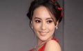 关颖火红装大秀美背 转战电影圈爱情甜蜜不闪婚