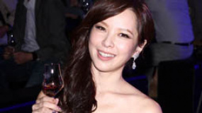 天心妖艷晚裙秀火辣身材 喝酒抒壓嘆結(jié)婚成難題