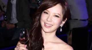 天心妖艷晚裙秀火辣身材 喝酒抒壓嘆結(jié)婚成難題