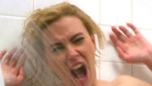 《希区柯克》中文预告 尖刀恐吓重温浴室惊魂画面