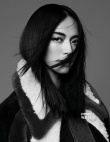 姚晨金紗遮面眼神犀利 拍前衛(wèi)寫真秀出女王范兒