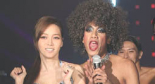 曹格攜嬌妻恩愛看秀 侯佩岑擊敗林志玲難掩笑意