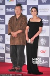 《圣殇》导演金基德衣着朴素 携主演赵敏秀登台