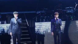 韩偶像团体2AM发挥舞台渲染力 深情合音打动歌迷