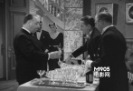 电影开始一个小时后，在Claude Rains的豪宅里，参加一个大型聚会，喝完香槟之后很快就离开了。但有趣的是因为他豪饮香槟致使英格丽•褒曼的角色去地窖取酒竟发现了铀设施。