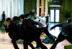 武力指數(shù)：★★★  <br/>肉搏激情度：※※※ <br />杰森·斯坦森在影片中主要是各種?？?，秀肌肉，秀靚車但不忘自己的使命：破解惡勢力炸彈威脅運(yùn)送女孩安全到達(dá)目的地。