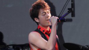 吴克群邀歌迷朋友“上床” 或请绯闻女友分享秘密