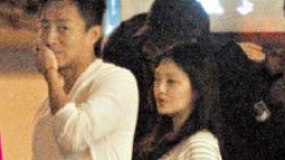 大s身材發(fā)福逛街被拍 肚子凸起緊貼老公疑有喜事