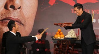 黃曉明享受被“調(diào)戲” 啟動(dòng)儀式跪拜師傅周潤(rùn)發(fā)