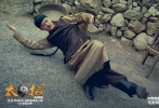 在“太極1”結(jié)尾壓軸登場的馮紹峰將升級成為“太極2”的主打人物。而由其扮演的陳家村太極正統(tǒng)傳人——終極“怪咖”陳栽秧在片中不僅將演繹一段動(dòng)人的父子情，還將玩轉(zhuǎn)科技+功夫的“混血”太極拳，將一代宗師的style盡情展現(xiàn)。此劇照為其展現(xiàn)單腳支撐身體的功夫。