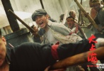 《大上?！菲皆俅纹爻鲆唤M全新劇照，主演黃曉明及高虎帶領(lǐng)眾多手下，在上海灘街頭上演“百人斬”的精彩戲份浮出水面。