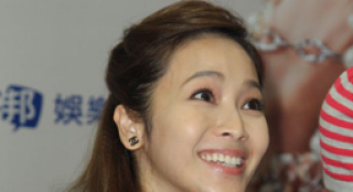 侯佩岑漂亮打扮老公不賞臉 摸孕婦肚欲沾好“孕”