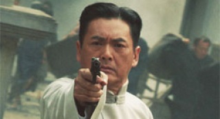 周潤(rùn)發(fā)持槍出山帥氣依舊 疑似與黃曉明演同一人
