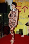 《三個(gè)未婚媽媽》舉行首映 姚晨透視走光露胸貼