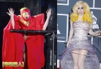 Gaga造型百變?cè)幃惱兹?，身穿鉚釘皮衣爆乳登臺(tái)，大秀美腿。