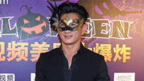 吴奇隆赴万圣派对许生日愿望 段奕宏化烟熏妆吸睛