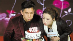 吴奇隆庆生粉丝齐唱《爱》 变身老板举办现场招聘