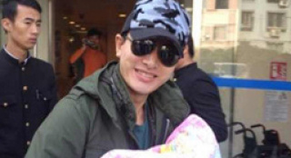 “奶爸”贾乃亮携女儿赴医院做检查 幸福溢于言表