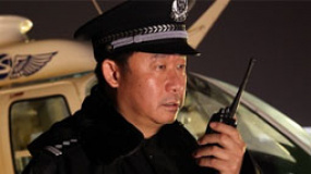 道哥“改邪歸正”當(dāng)所長(zhǎng) 劉樺新片剃須抵抗冰雪
