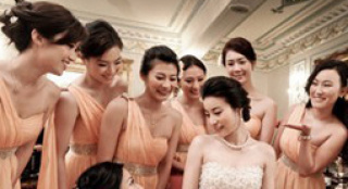 “晶剛”舉辦結(jié)婚注冊(cè)儀式 吳敏霞任伴娘遭圍堵