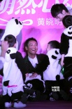 黃曉明跳騎馬舞被粉絲強(qiáng)吻 與Baby結(jié)婚看心情