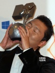 韩庚获EMA全球最佳艺人 泰勒捧三奖鸟叔吻奖杯