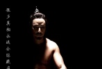 《王的盛宴》片方公布了一組六大主演的角色造型大片，正式宣告了這部史詩巨制的回歸。片中劉燁、吳彥祖、張震、秦嵐、沙溢、聶遠(yuǎn)等人均面目猙獰，身體隱藏于陰影之中，“暗黑氣質(zhì)”凸顯出這部電影的“懸疑”色彩，一句“很多真相永遠(yuǎn)會隱藏在黑暗里”似乎也從一個側(cè)面暗示了影片的立意。