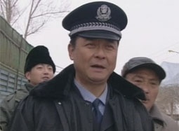 强片见面《马村来了位朱警官》 刑警上演变身计