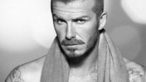 37岁贝克汉姆裹保鲜膜拼肚腩 性感内裤照令人生疑