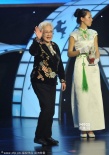 张艺谋90度鞠躬为秦怡颁奖 陈佩斯、朱时茂亮相