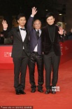 鐘漢良帥氣現(xiàn)身《毒戰(zhàn)》首映 杜琪峰揮手致敬