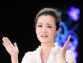 王嘉任光影星主播靓丽活泼 与剧中形象大相径庭