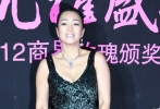 鞏俐參加優(yōu)雅盛典穿了一件款式再簡潔不過的長裙，綠色的豹紋圖案卻頗難駕馭。但是，當(dāng)它套在鞏俐的身上所展現(xiàn)出來的優(yōu)雅與性感，讓我等看客不得不被鞏俐身上所散發(fā)出來的氣場所折服。