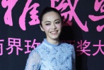 姚晨穿Georges Hobeika高級定制的刺繡鑲嵌裙亮相。淡藍(lán)色大擺連衣裙及精致的刺繡工藝，使整身裝扮頗具“檔次”。利落的頭型，使大姚看起來精神氣兒十足！