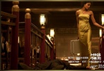 </br>???<strong>出演007電影：《007：大破天幕危機(jī)》 2012年</strong></br>???<strong>英國派：</strong>“邦女郎”里的英倫幫可以說是第二大幫派，但女星們往往走著極致路線，要么英氣逼人，要么性感殺人?！疤炷粴C(jī)”里另一位邦女郎則是來自英國的娜奧米·哈里斯，有著同哈莉·貝瑞相同的巧克力膚色，但角色卻是一個想成為與邦德一樣強(qiáng)大的軍情六處特工，柔術(shù)、拳擊、搏擊以及各式武器全部拿下。</br>???相比起娜奧米的男人味兒，另一位英國女星雪莉·伊頓則走了相反的套路，作為當(dāng)時如同夢露般的性感偶像，作為第一個被007害死的邦德女郎，在全身被涂上金漆之后凄慘的窒息而死讓人難以忘懷那香消玉損時的黃金酮體。