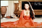 </br>???<strong>出演007電影：《生死關(guān)頭》 1973年</strong></br>???<strong>英國派：</strong>“邦女郎”里的英倫幫可以說是第二大幫派，但女星們往往走著極致路線，要么英氣逼人，要么性感殺人?！疤炷粴C(jī)”里另一位邦女郎則是來自英國的娜奧米·哈里斯，有著同哈莉·貝瑞相同的巧克力膚色，但角色卻是一個想成為與邦德一樣強(qiáng)大的軍情六處特工，柔術(shù)、拳擊、搏擊以及各式武器全部拿下。</br>???相比起娜奧米的男人味兒，另一位英國女星雪莉·伊頓則走了相反的套路，作為當(dāng)時如同夢露般的性感偶像，作為第一個被007害死的邦德女郎，在全身被涂上金漆之后凄慘的窒息而死讓人難以忘懷那香消玉損時的黃金酮體。