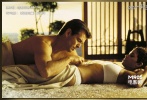 </br>???<strong>出演007電影：《擇日而亡》 2002年</strong></br>???<strong>美國派：</strong>最典型的就是“黑珍珠”哈莉·貝瑞了，這位奧斯卡影后在電影中成為完美花瓶，還不忘穿著黃色比基尼致敬第一位邦女郎烏蘇拉·安德絲的性感出水，當(dāng)然布魯斯南在她小腹上玩鉆石的場景也成為邦德史上各式床戲的典范。其他美國大妞兒還有吉爾·圣約翰、芭芭拉·貝芝、路易絲·智麗、坦雅·羅伯茲、凱莉·洛維等等。