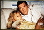 </br>???<strong>出演007電影：《雷霆?dú)C(jī)》 1985年</strong></br>???<strong>美國派：</strong>最典型的就是“黑珍珠”哈莉·貝瑞了，這位奧斯卡影后在電影中成為完美花瓶，還不忘穿著黃色比基尼致敬第一位邦女郎烏蘇拉·安德絲的性感出水，當(dāng)然布魯斯南在她小腹上玩鉆石的場景也成為邦德史上各式床戲的典范。其他美國大妞兒還有吉爾·圣約翰、芭芭拉·貝芝、路易絲·智麗、坦雅·羅伯茲、凱莉·洛維等等。