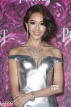 隋棠低胸禮服性感露胸 吳尊著筆挺西裝英俊亮相