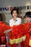 劉曉慶進軍整容業(yè)信心十足 眾人簇擁似女老板
