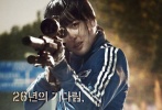 电影《26年》曝光角色海报，海报中韩惠珍手持气枪，眼中带泪，表情却带有几分坚毅。