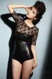 颖儿化身性感冷艳猫女 蕾丝透视装配连体皮短裤