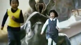 《汉江怪物2》首曝片段 巨型猛兽扒车追逐袭击