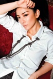 黃奕中性風(fēng)演繹老上海風(fēng)情 襯衫配長(zhǎng)靴剛?cè)岵?jì)