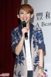 戴佩妮承認(rèn)婚期將近 為討好老板愿意被海浪卷走