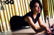 殷桃黑白写真露性感美背 慵懒卧沙发里长腿尽显